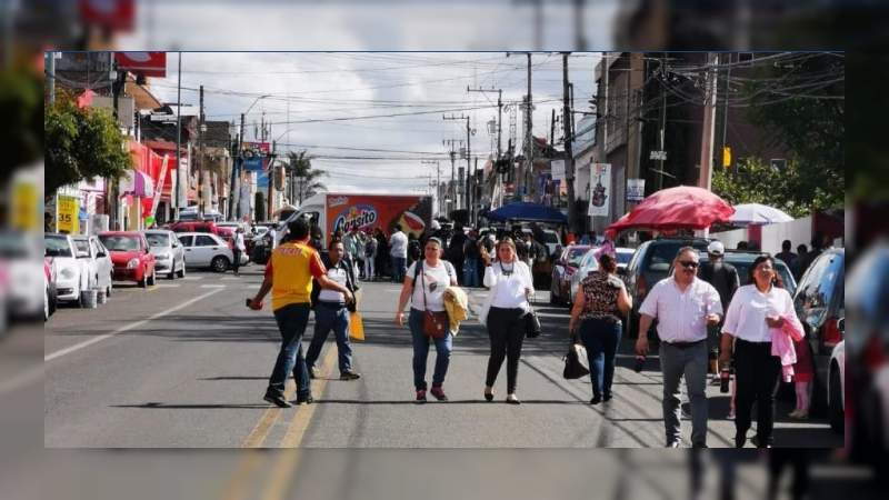 Jóvenes normalistas se manifiestan en la avenida Siervo de la Nación 