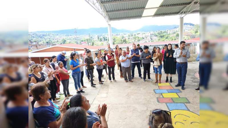 Octavio Ocampo en Zitácuaro, Michoacán se compromete a fortalecer al sector educativo - Foto 1 