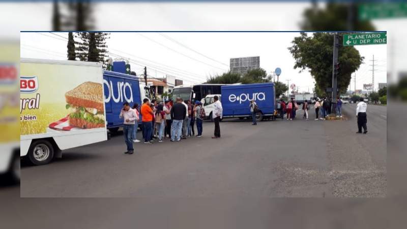 Normalistas se manifiestan en diversos puntos de la capital michoacana 