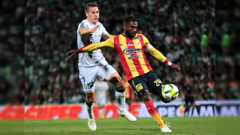 Bajo amenaza de sanción por grito homofóbico, Monarcas se la juega ante Santos 