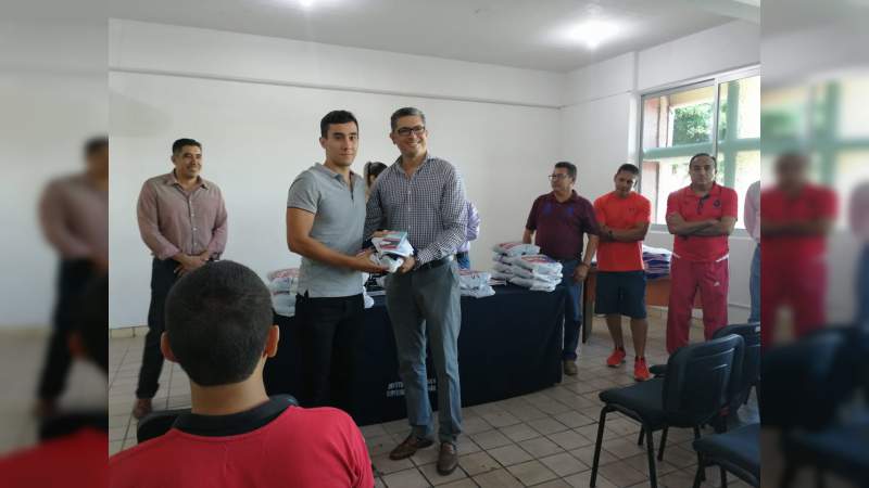 Alumnos del Tecnológico de Apatzingán que participaran en eventos deportivos nacionales del TNM, reciben uniformes 