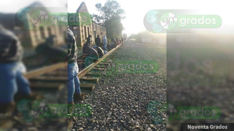 De nueva cuenta, normalistas bloquean las vías del tren en Tiripetío 