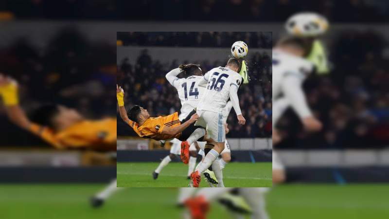 Accidentalmente, Raúl Jiménez provoca conmoción cerebral en un rival 