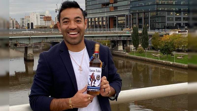 Marco Fabián promociona conocido ron y las redes lo destrozan 