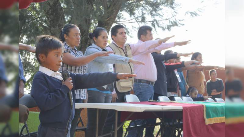 Entrega Federación apoyos de La Escuela Es Nuestra, en Cuanajillo - Foto 0 