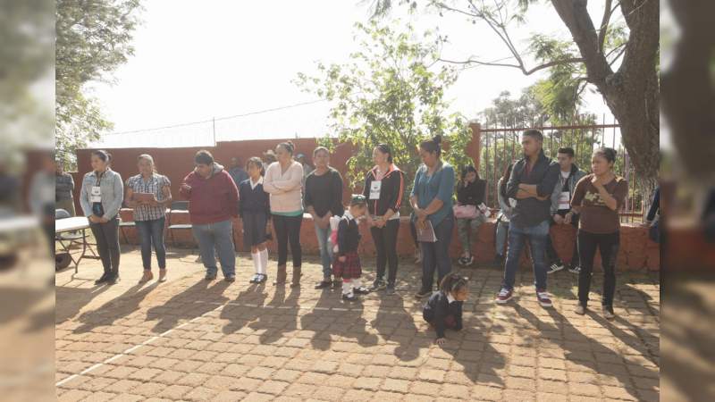 Entrega Federación apoyos de La Escuela Es Nuestra, en Cuanajillo - Foto 1 