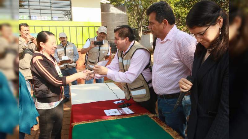 Entrega Federación apoyos de La Escuela Es Nuestra, en Cuanajillo - Foto 2 