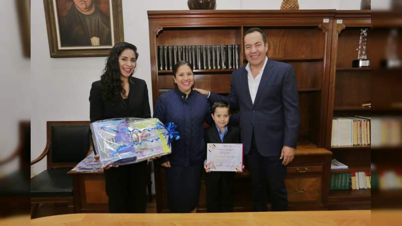 Entrega Carlos Herrera reconocimientos a ganadores de concurso de dibujo 