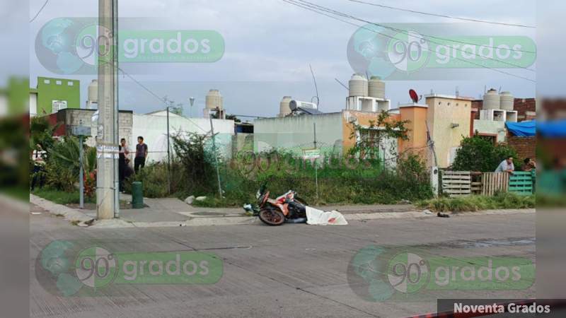 Joven en moto es asesinado por sujetos armados en un vehículo en Zamora, Michoacán 