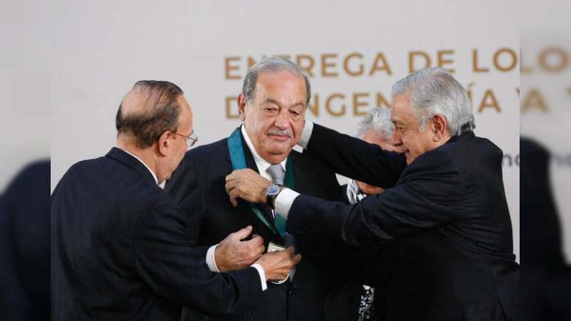 Slim recibe Premio de Ingeniería de manos de AMLO: Pide invertir 5% del PIB en infraestructura 