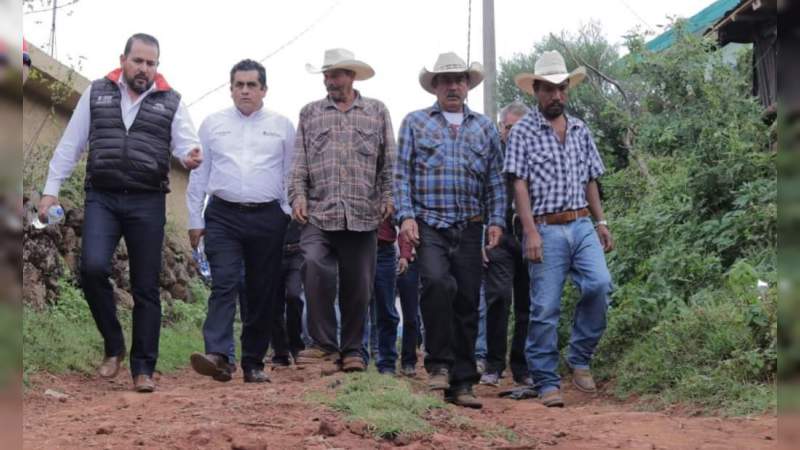 Humberto González y SCOP atienden necesidades de localidad de Cruces de Barreras  