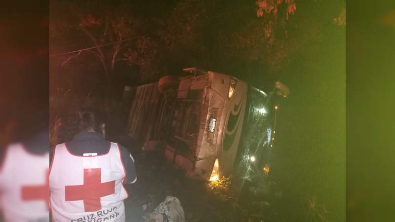 Vuelca camión en la Zamora-Zacapu, hay siete lesionados 