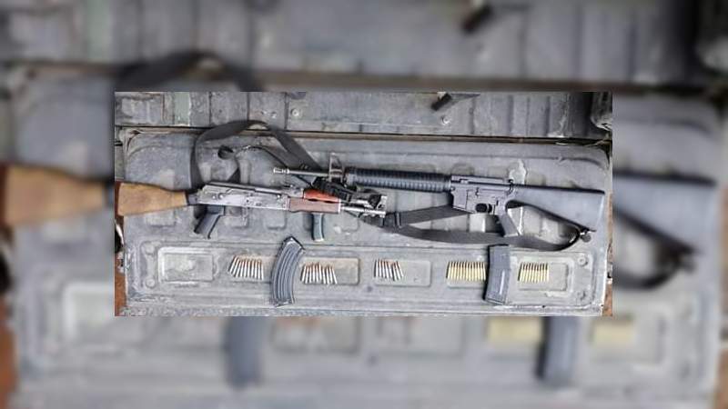 Asegura Sedena y SSP armas, cartuchos y una camioneta robada en Parácuaro, Michoacán  - Foto 0 