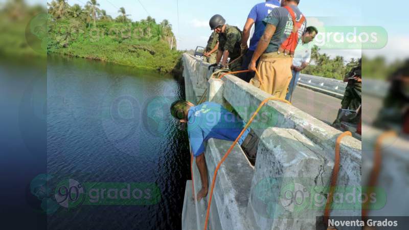 Menor cae de puente a un área de cocodrilos en Lazaro Cárdenas, Michoacán - Foto 0 