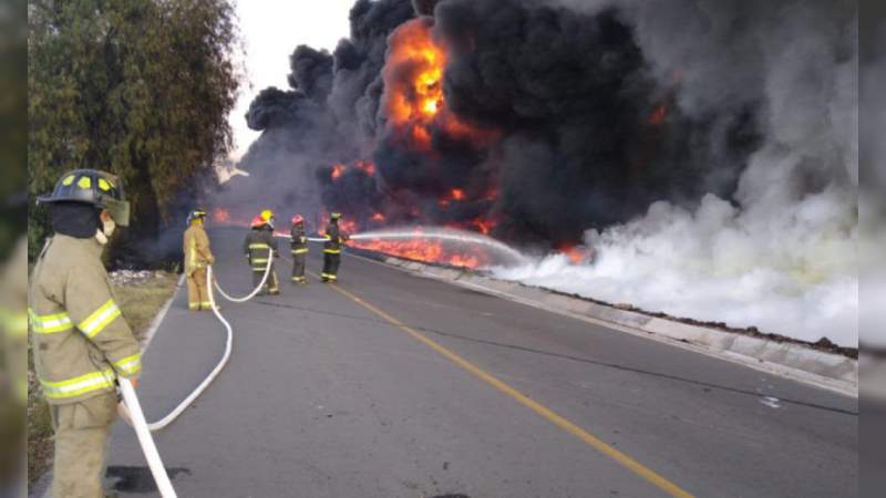 Evacuan a 200 personas por explosión en ducto de Pemex 