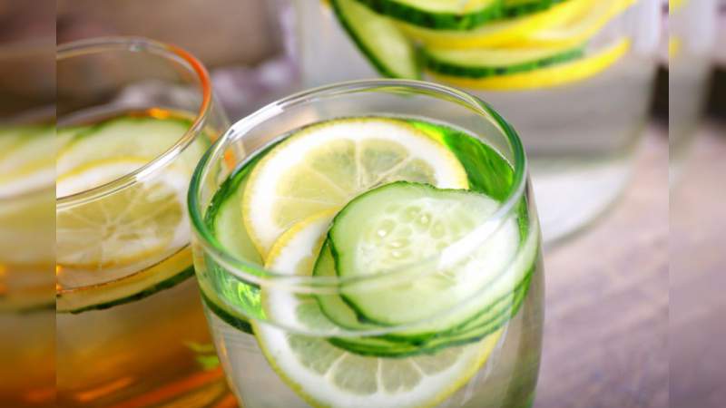 Conoce los beneficios del vaso de agua de pepino y limón, más allá que una bebida refrescante  