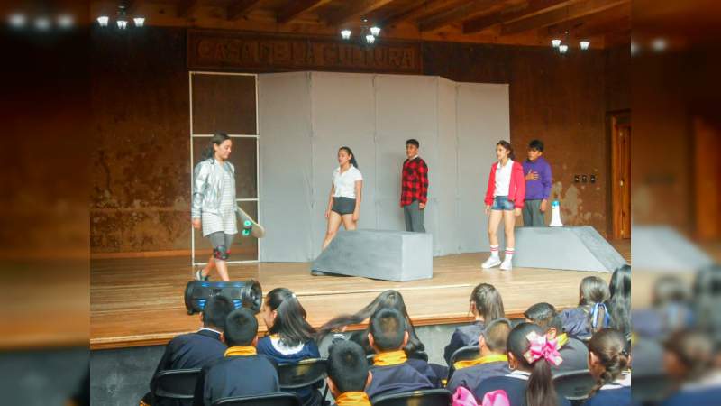 Se presentó con éxito, la obra teatral Femininjas - Foto 0 