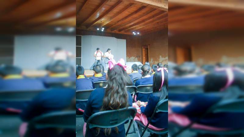 Se presentó con éxito, la obra teatral Femininjas - Foto 1 