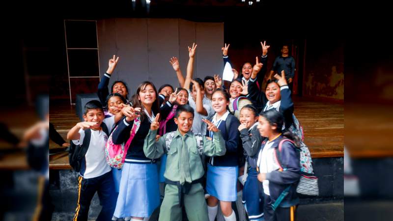 Se presentó con éxito, la obra teatral Femininjas - Foto 2 