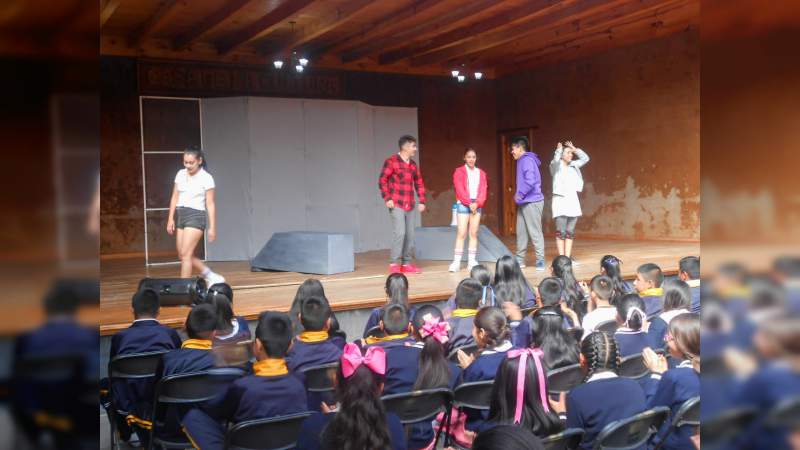 Se presentó con éxito, la obra teatral Femininjas - Foto 3 