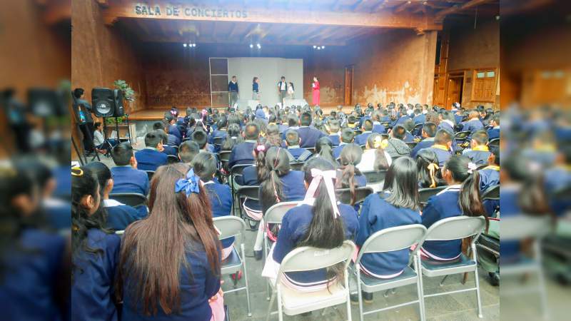 Se presentó con éxito, la obra teatral Femininjas - Foto 4 