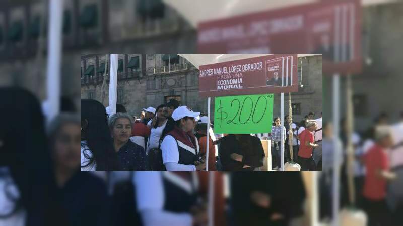 En el Zócalo, venden libro de AMLO a 200 pesos 
