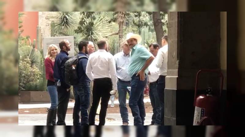 Familias Langford y LeBarón se encuentran ya en Palacio Nacional para reunirse con AMLO 