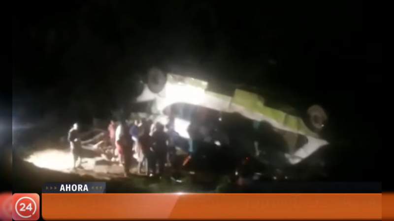 Deja 20 muertos y 20 heridos caida de autobús a un barranco en Chile  