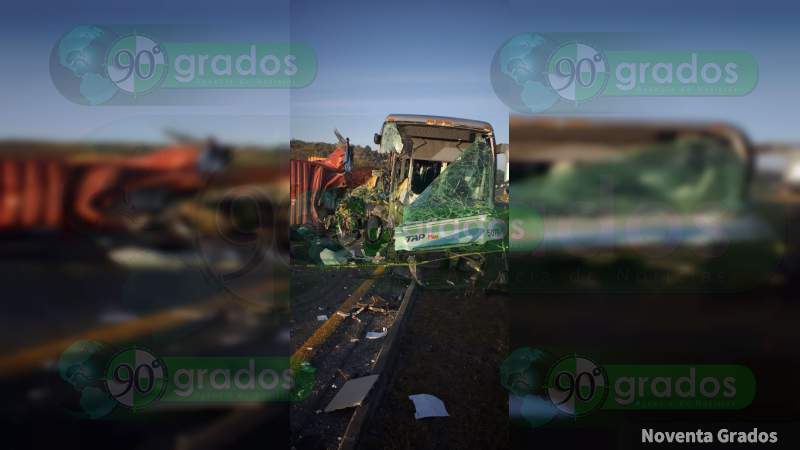 Chocan autobús de pasajeros y trailer en la México-Guadalajara, hay dos muertos - Foto 0 