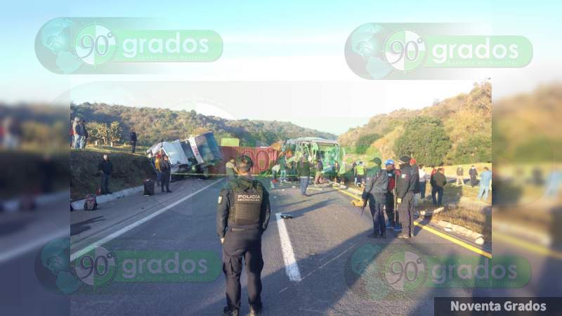 Chocan autobús de pasajeros y trailer en la México-Guadalajara, hay dos muertos - Foto 1 