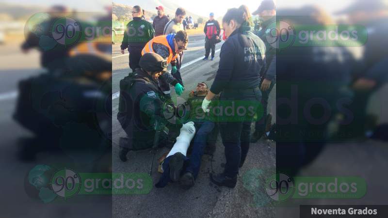 Chocan autobús de pasajeros y trailer en la México-Guadalajara, hay dos muertos - Foto 2 