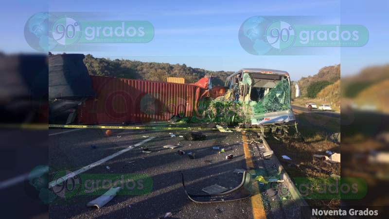 Chocan autobús de pasajeros y trailer en la México-Guadalajara, hay dos muertos - Foto 3 