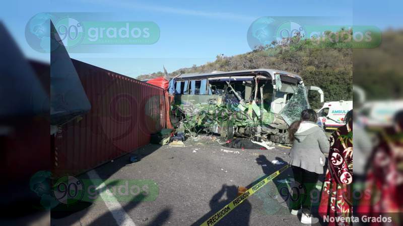 Chocan autobús de pasajeros y trailer en la México-Guadalajara, hay dos muertos - Foto 4 