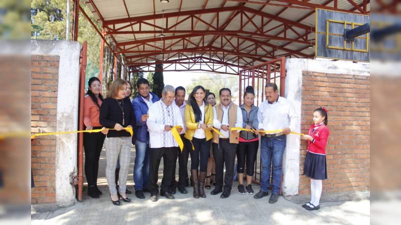 Araceli Saucedo inaugura techumbre que gestionó en primaria de Huiramba, Michoacán - Foto 0 