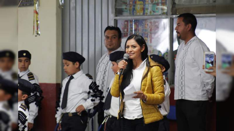 Araceli Saucedo inaugura techumbre que gestionó en primaria de Huiramba, Michoacán - Foto 1 