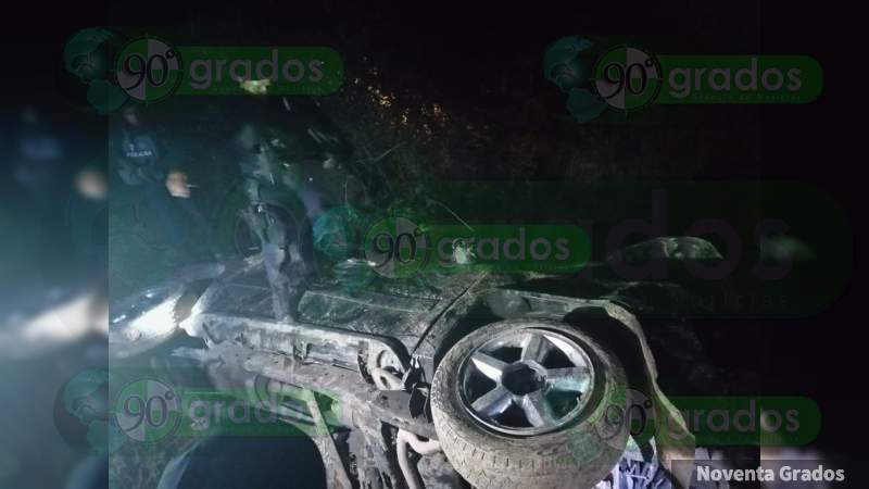 Muere vecino de la Ciudad de México tras caer en su auto a un barranco en Zitácuaro, Michoacán - Foto 0 