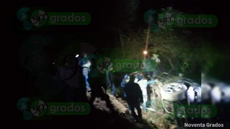 Muere vecino de la Ciudad de México tras caer en su auto a un barranco en Zitácuaro, Michoacán - Foto 1 