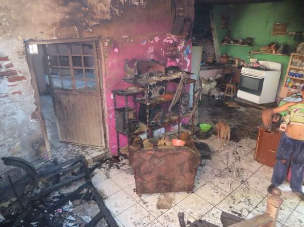 Quema de pastizal provoca incendio de vivienda en Los Reyes - Foto 0 