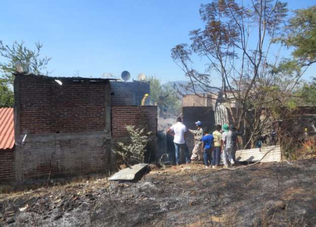 Quema de pastizal provoca incendio de vivienda en Los Reyes - Foto 1 