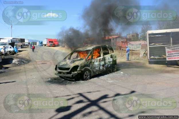 (Vídeo) Situación tensa en Nahuatzen; comuneros retienen más vehículos y amenazan con quemarlos - Foto 1 