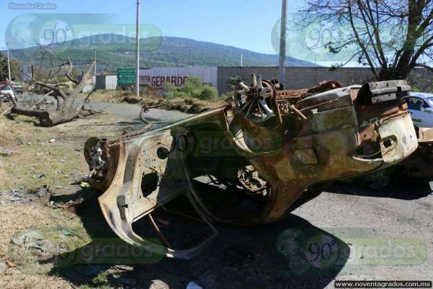 (Vídeo) Situación tensa en Nahuatzen; comuneros retienen más vehículos y amenazan con quemarlos - Foto 2 