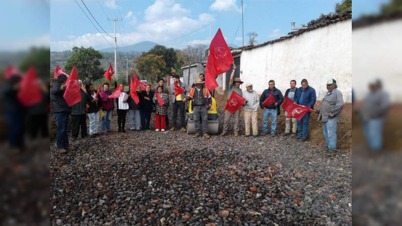 Antorcha Construye Erongarícuaro con pavimentación de calle 