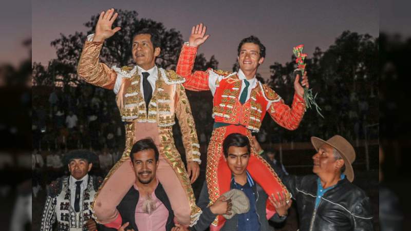 Salida a hombros de El Zapata y Antonio Mendoza en Tepojaco 