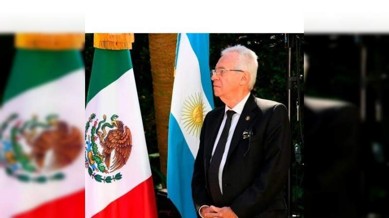 Sorprenden a Embajador de México en Argentina robando un libro  
