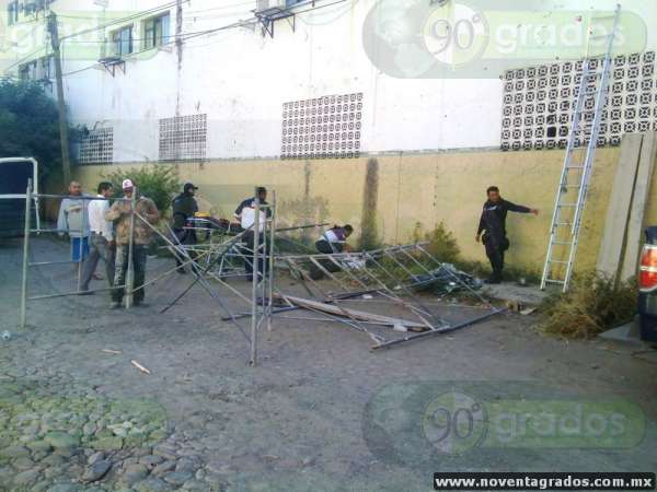 Gravemente lesionados pintores tras desplomarse andamio en Apatzingán, Michoacán - Foto 1 