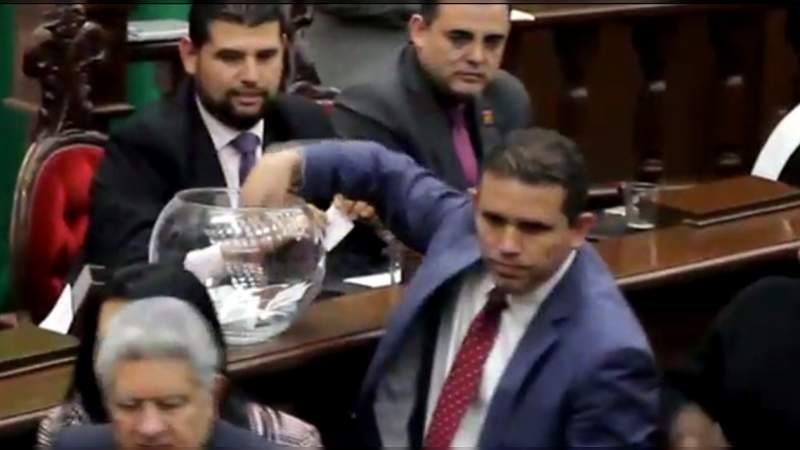 Evidencian a Marco Polo Aguirre y Javier Paredes de poner votos dobles en elección del presidente de la CEDH - Noventa Grados - Noticias de México y el Mundo