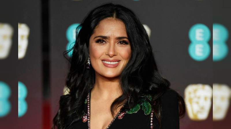 ¡Por usar sandalias con calceta! Llaman 'Chimostrufia' a Salma Hayek - Foto 0 