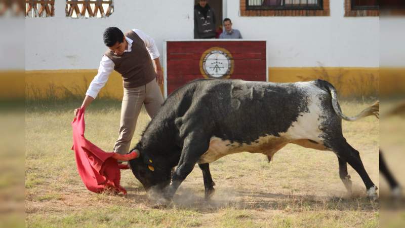 El Moso lidió a puerta cerrada un novillo como preparación para Puruándiro 