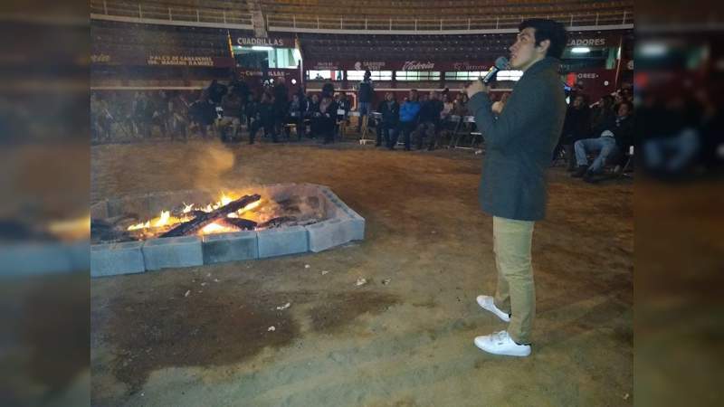 De excepción resultó a tertulia “Sueños de Capote, Muleta y Acero” con Isaac Fonseca - Foto 1 