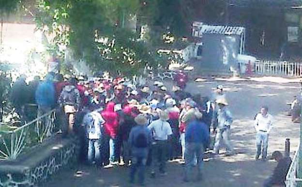 Toman habitantes Alcaldía de Charapan, Michoacán - Foto 1 